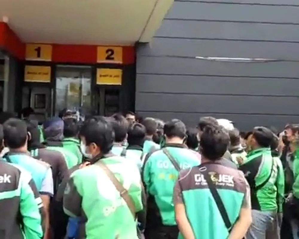 Aktivitas layanan di McDonald's Djuanda Tasikmalaya